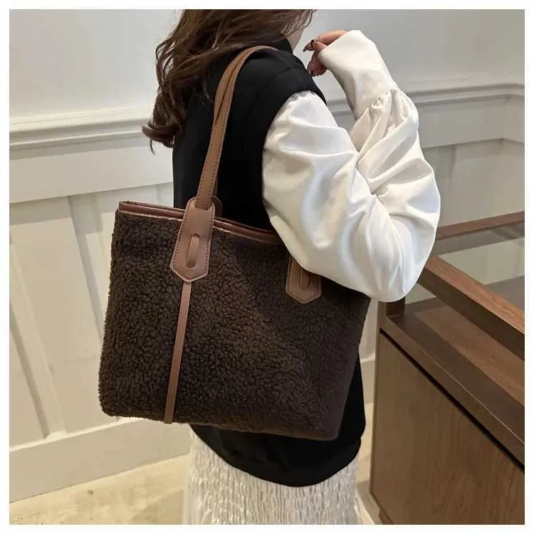Sac à main en peluche à la mode de grande capacité pour femme, sac à bandoulière polyvalent de couleur unie, décontracté et chaud Y241216_voghion.com