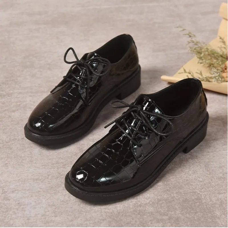 Veterschoenen voor dames van zwart leer met platte hak_voghion.com