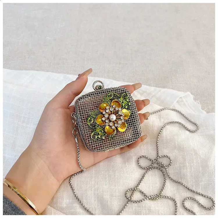 Mini Abendtasche mit ausgehöhlten Umhängetaschen für Partys, Metallkette, Lippenstift, Geldbörse, Box-Tasche 240823_voghion.com