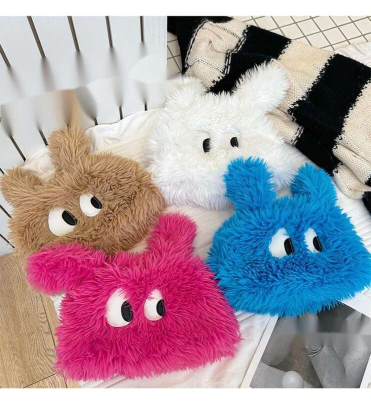 Simpatica cagnolina con occhi lunghi e orecchie spesse, un caldo e soffice cappello Lei Feng per l'autunno e l'inverno._voghion.com
