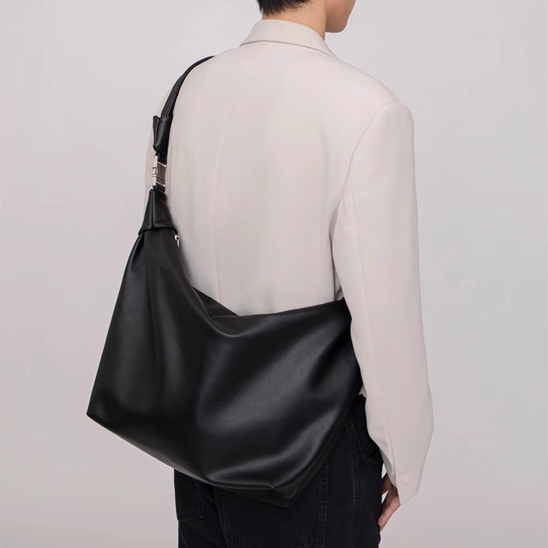 Version der einfachen Knödeltasche aus weichem Leder, 2025 neue Herrentasche, einfarbige Pendlertasche_voghion.com