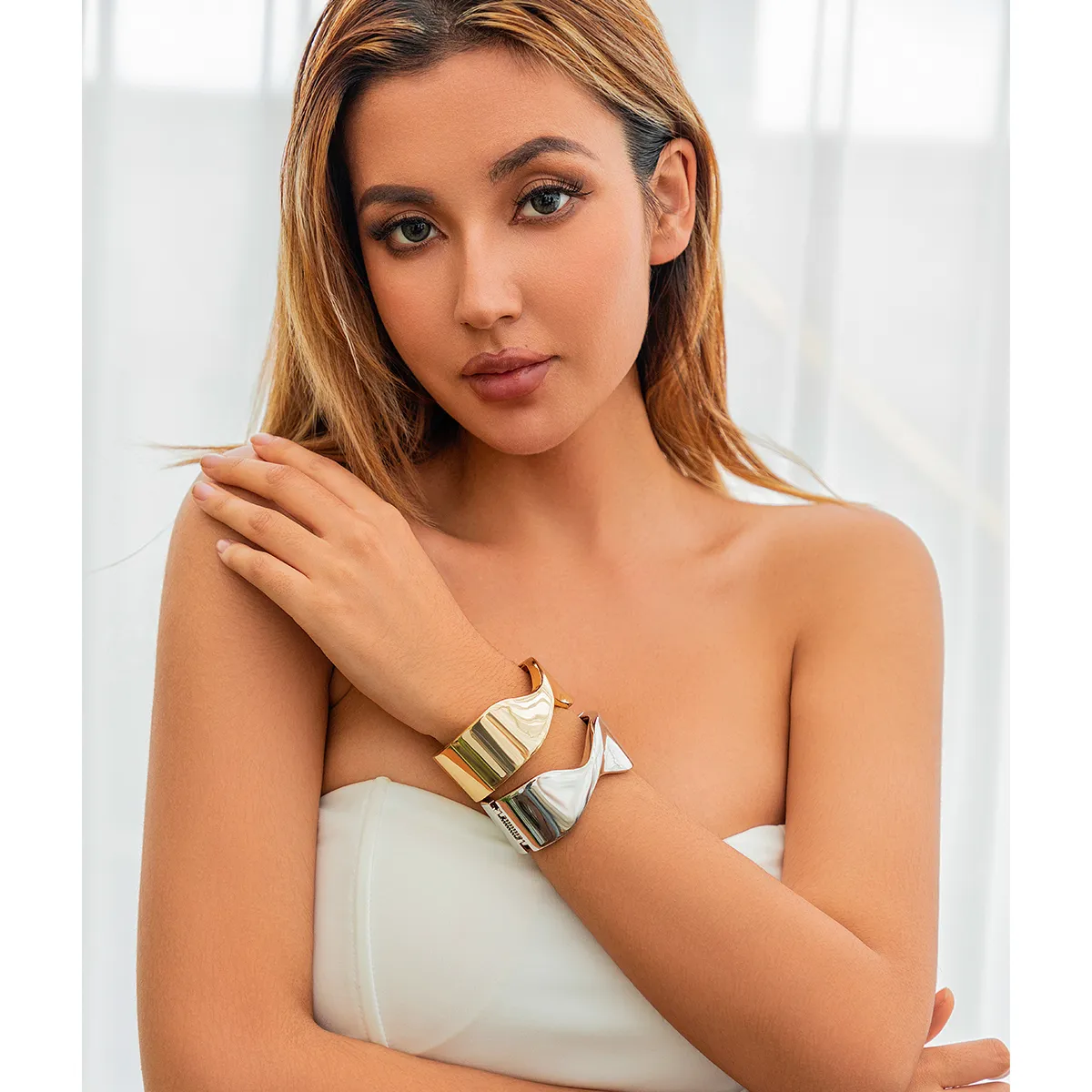 Brazalete grande de metal brillante Lacteo para mujer, con personalidad de moda, estilo viento exagerado, para fiestas de verano, banquetes, joyería_voghion.com
