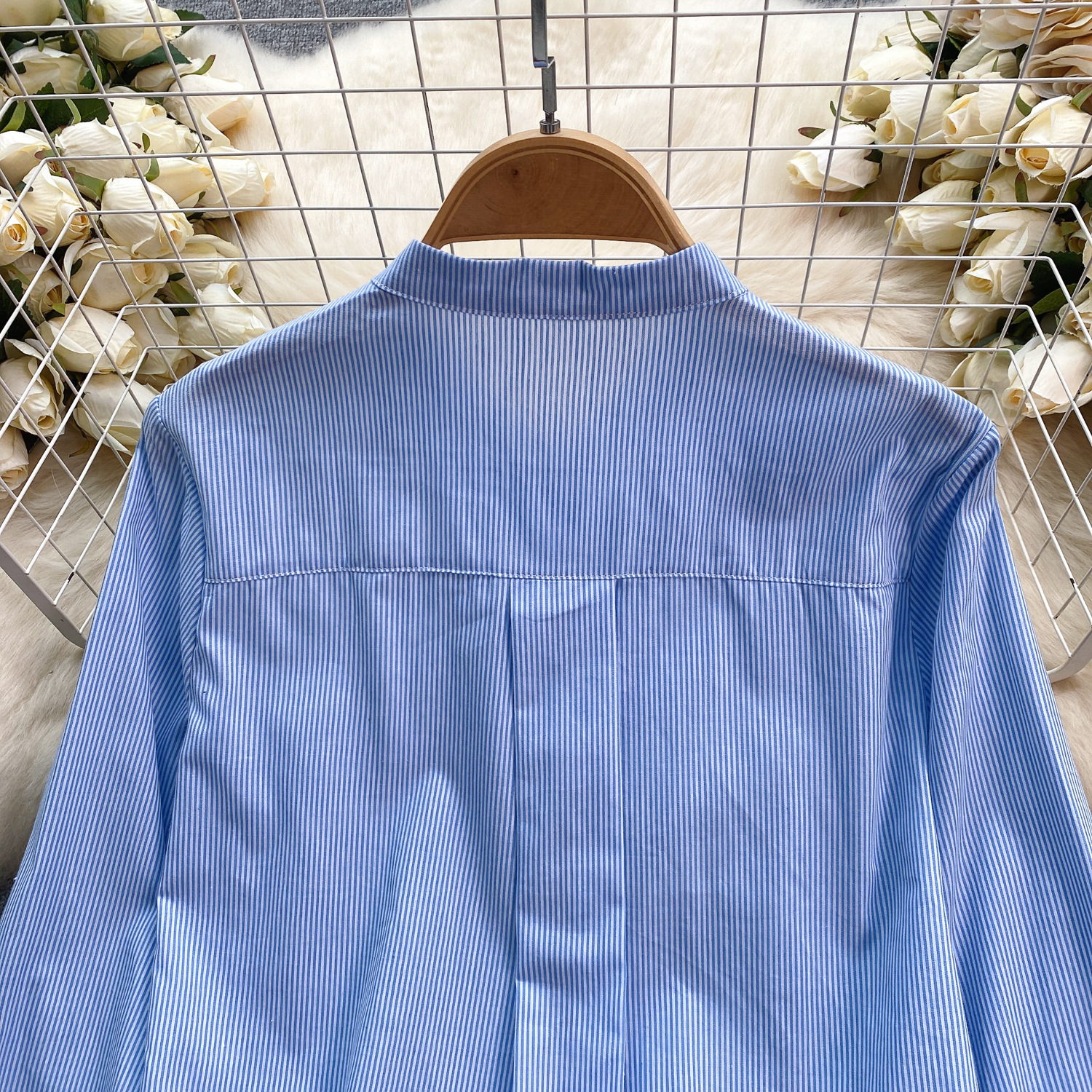 Camicia donna elegante con dettagli floreali stile primaverile_voghion.com