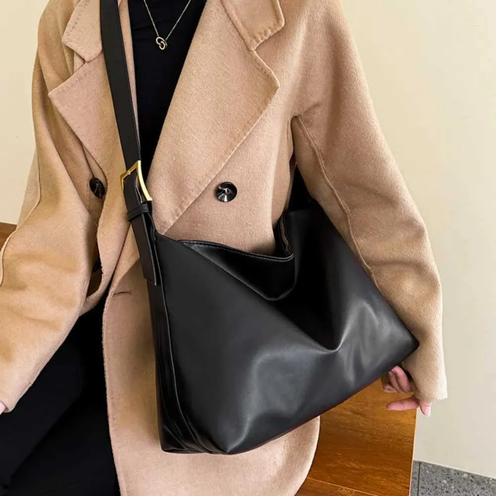 Grande capacidade ombro couro PU mensageiro deslocamento casual uso axila moda bolsa totes handba241108_voghion.com