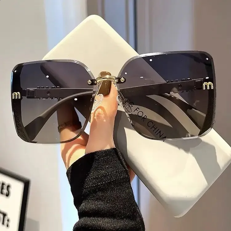 MIU Mode Coola Solglasögon Dam Bokstäver Anti Starkt Ljus Vintage Båglösa Solglasögon Dam Gafas UV400 240812_voghion.com