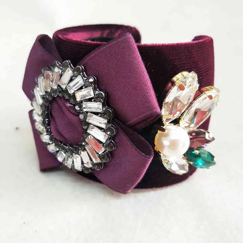 Pulseira de bracelete com berloques barroca e flores strass_voghion.com