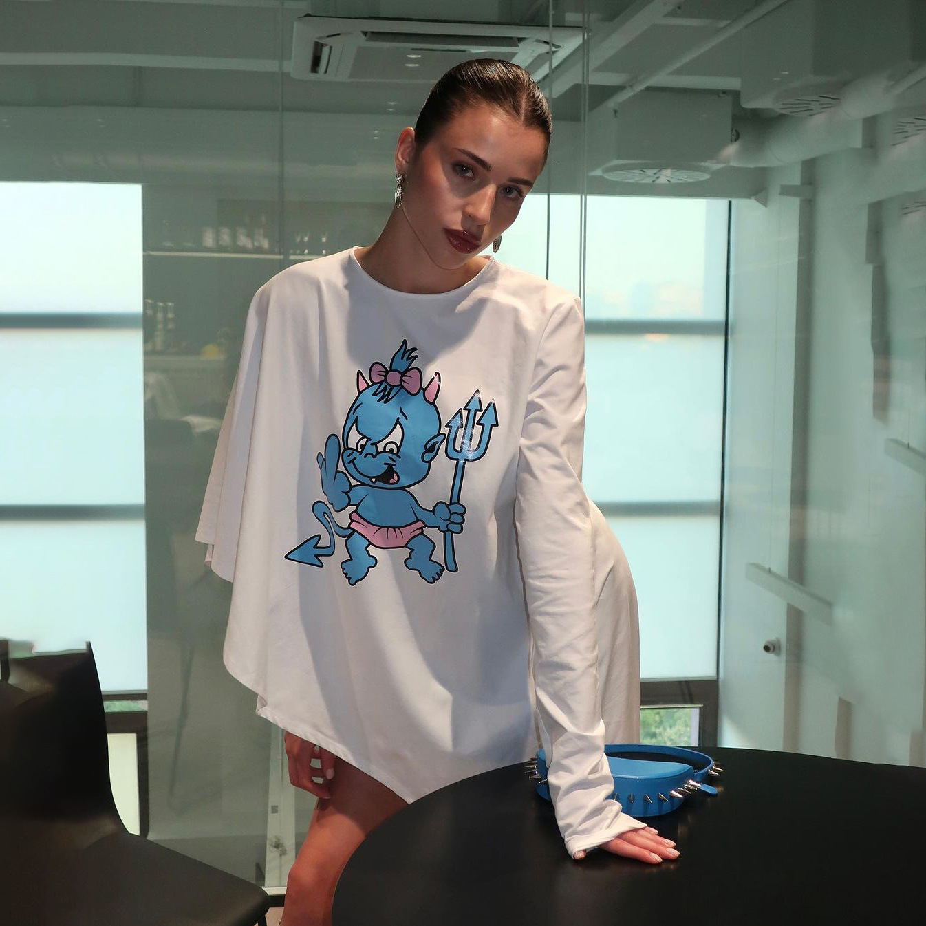 Rolig lekfull tryckt design, lång t-shirt med oregelbunden fåll, topp för kvinnor att bära både inomhus och utomhus med en bas i vintergrönt_voghion.com