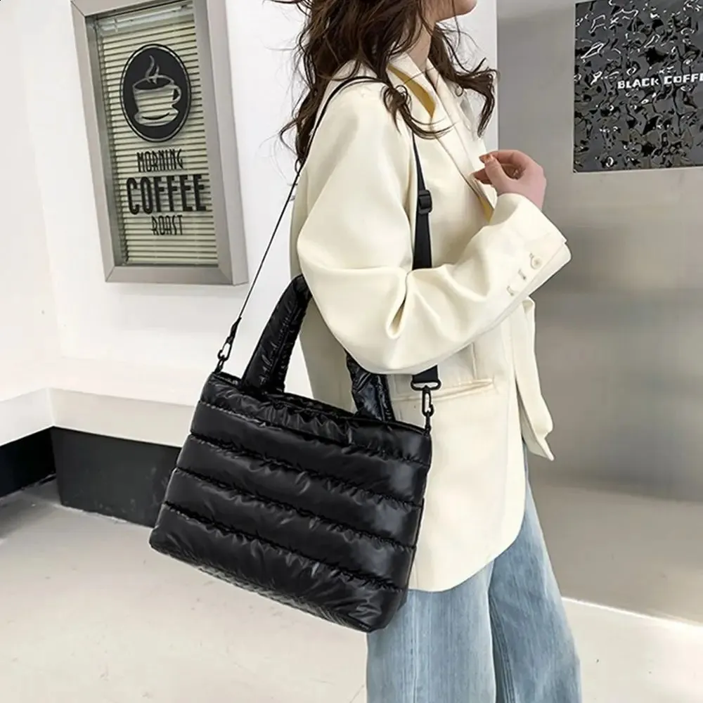 Bolsa tote puffer tiracolo acolchoada leve estofada transversal_voghion.com