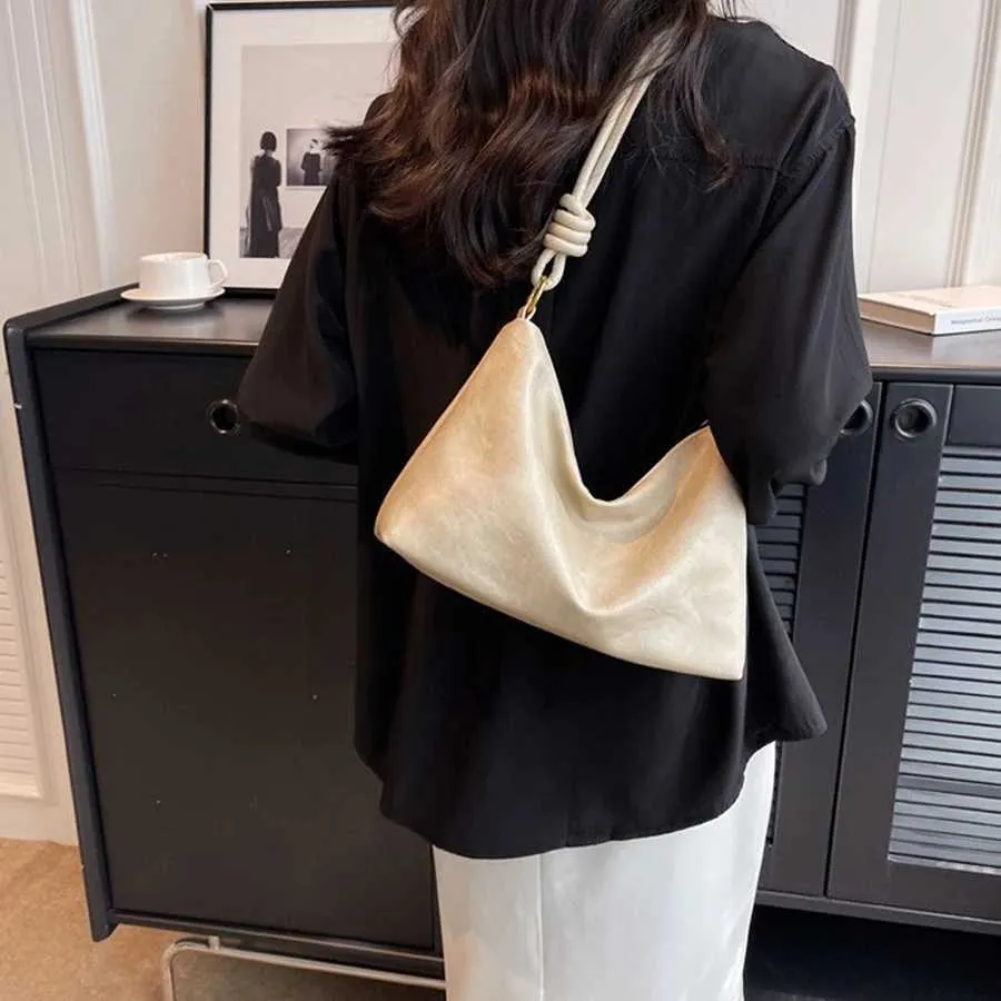 Borsa a tracolla da donna con texture in pelle morbida geometrica_voghion.com