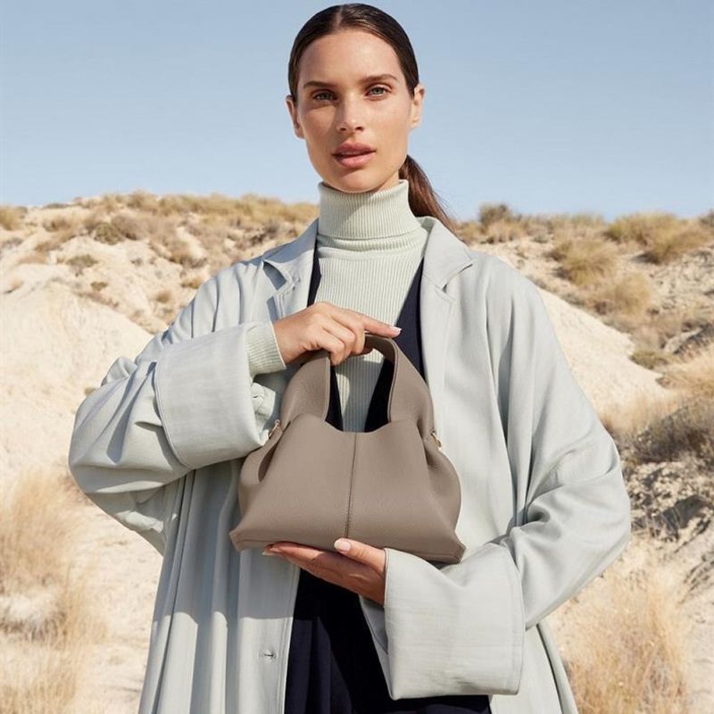 Französische Nischenmarke 2024 neue Mode Cloud Schulter Crossbody Handtasche quadratische Lunchbox Knödeltasche_voghion.com