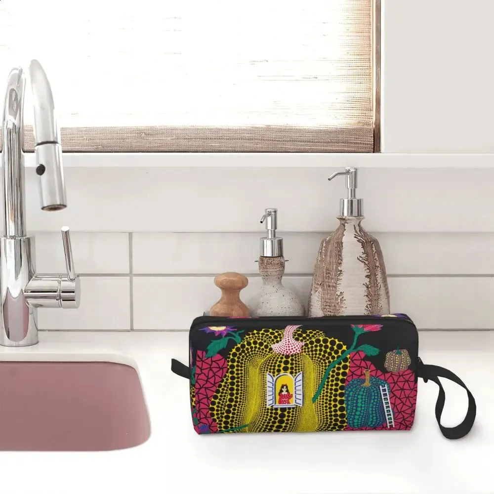 Trousse de toilette de voyage à motif de citrouille abstraite de Yayoi Kusama pour femmes, trousse de maquillage, trousse de rangement de beauté, trousse de toilette 240730_voghion.com