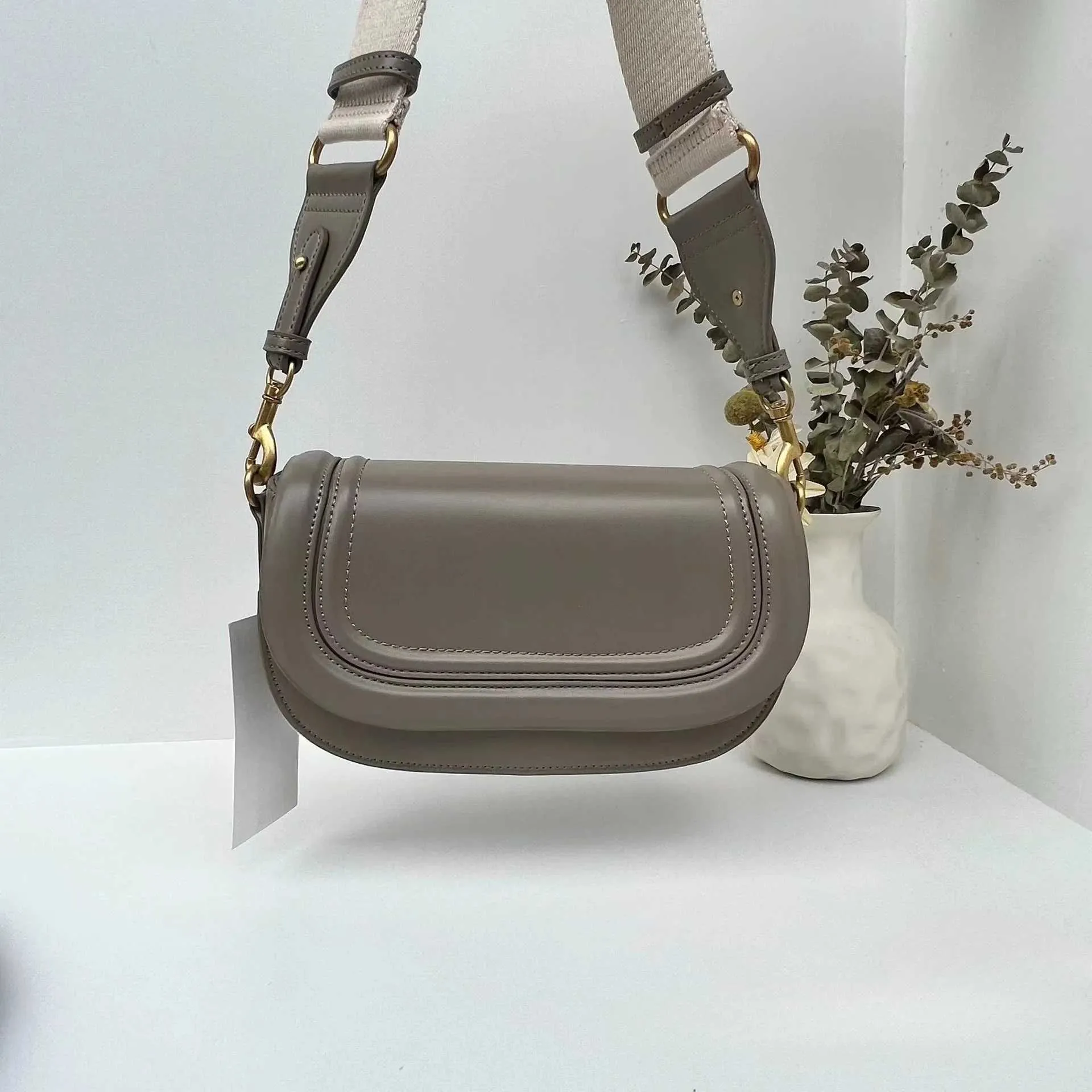 2024 Neue breite Schultergurt Achselhöhle Sattel Mode High-End Pu Leder Umhängetasche Trendy kleine Handy_voghion.com
