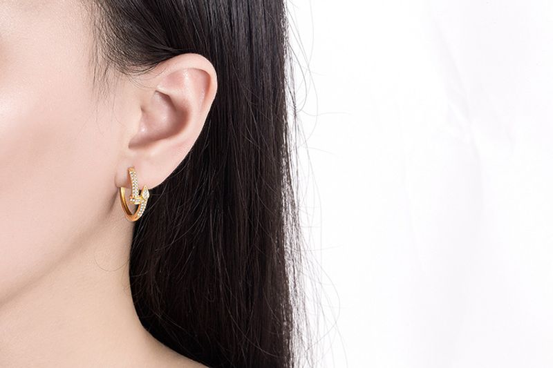 Orecchini alla moda super lucidi a tutto diametro, fibbie per orecchie a forma di serpente dorate_voghion.com