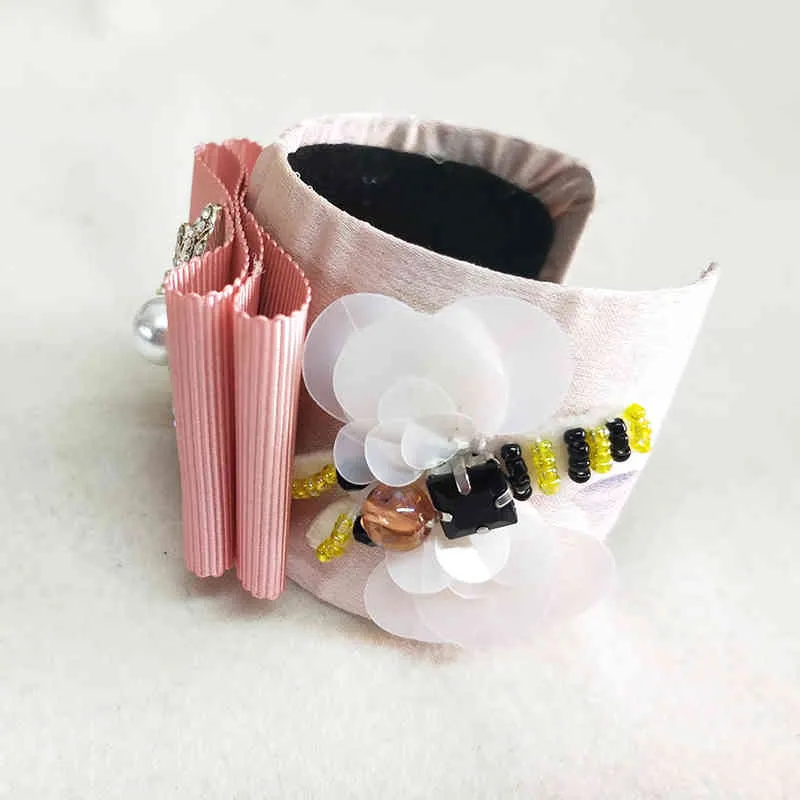 Pulseira de bracelete com berloques barroca e flores strass_voghion.com