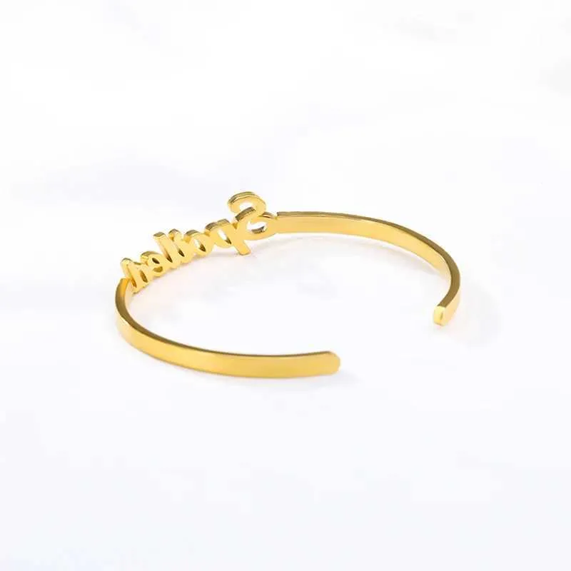 Charm Cusized Typenschild Namensarmbänder für Frauen Personalisierte Edelstahl Manschettenarmbänder Cus Schmuck Geschenk Bijoux Femme_voghion.com