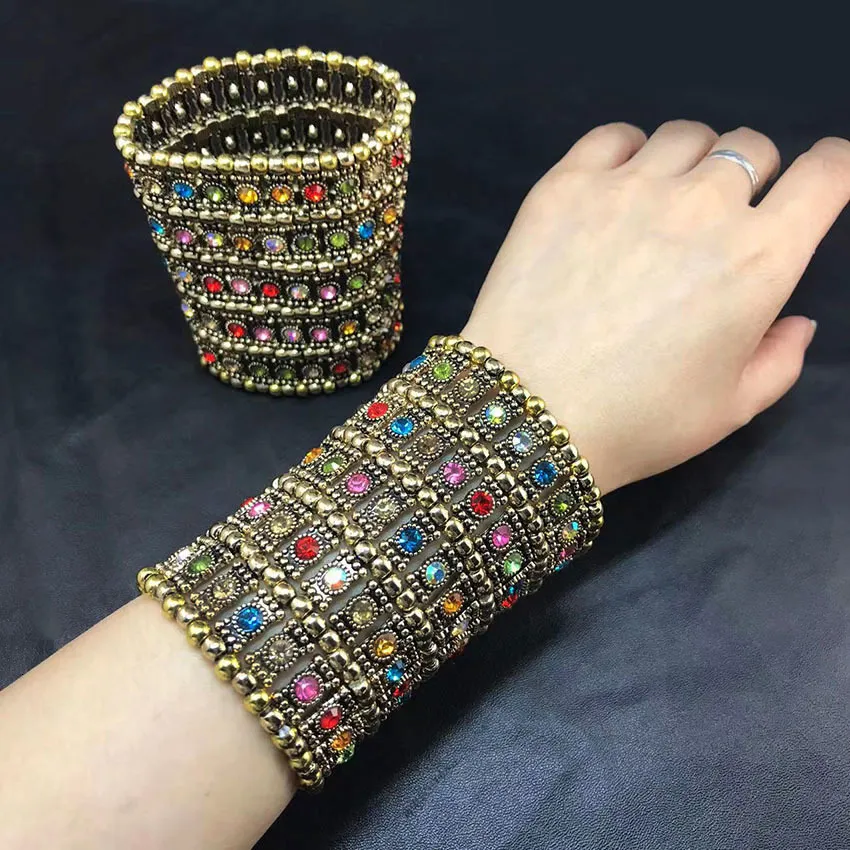 Pulseras elásticas anchas de moda clásicas con dijes, estilo retro punk exagerado, de cinco filas de cristales retráctiles, tejidas con cuentas a mano._voghion.com