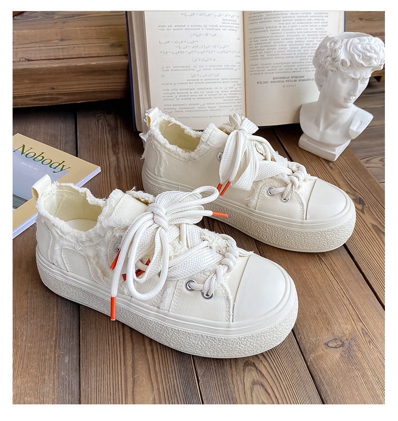 Baikuang 2024 Nouvelles petites chaussures blanches pour femmes, chaussures de planche polyvalentes en toile à bords irréguliers, chaussures chics_voghion.com