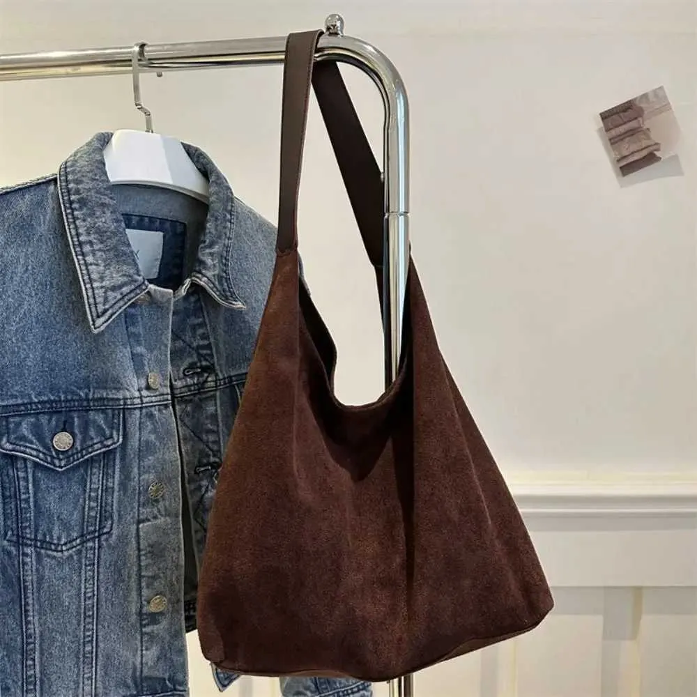 Borsa da designer Borsa da viaggio alla moda retrò in pelle scamosciata grande capacità alla moda per biancheria intima semplice borsa a tracolla Y241115_voghion.com