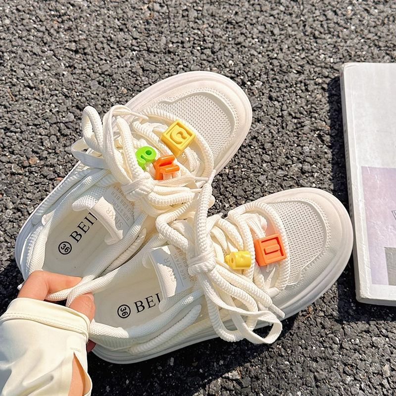 Dünnes Mesh-Sommerweiß 2024 neuer Stil dicke Sohle Milch Fufu mit Rock vielseitige Big Toe Board Schuhe für Frauen_voghion.com