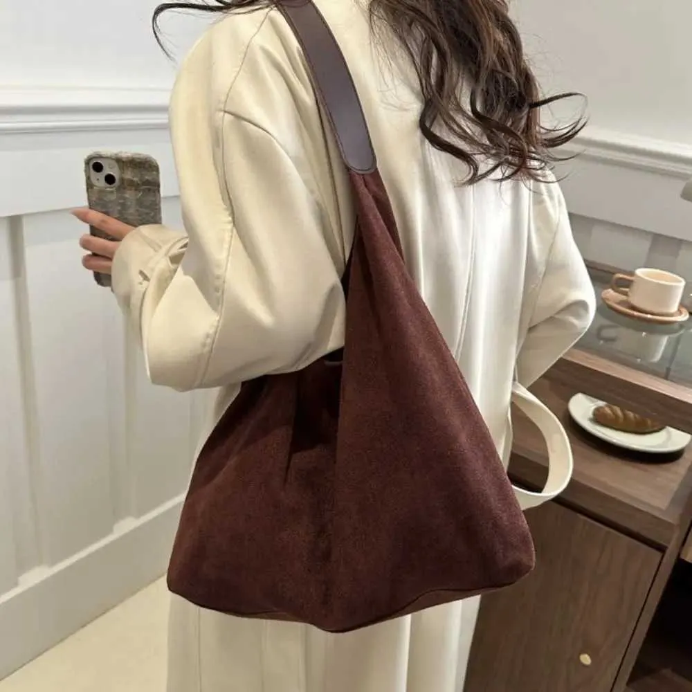 Borsa da designer Borsa da viaggio alla moda retrò in pelle scamosciata grande capacità alla moda per biancheria intima semplice borsa a tracolla Y241115_voghion.com