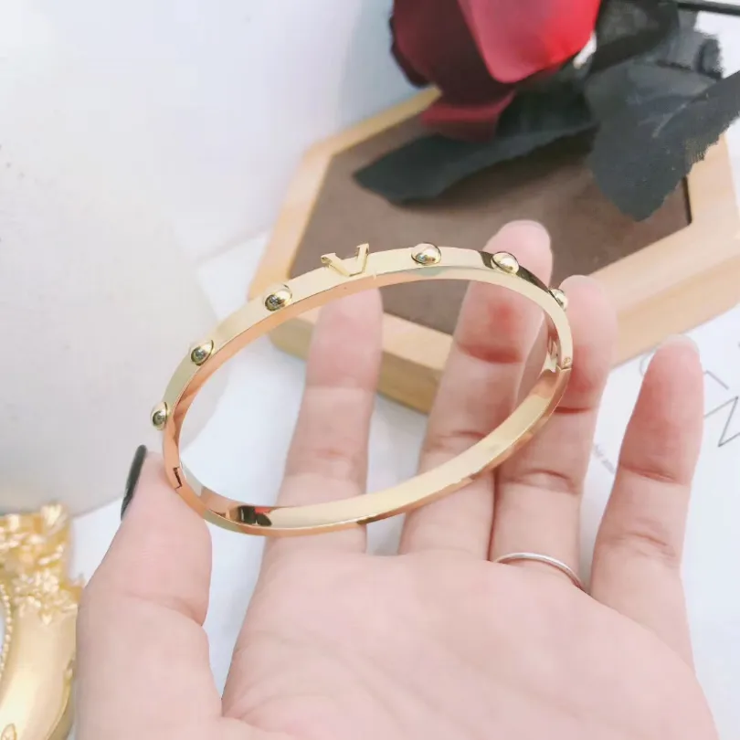 Brand Bangle Digners Letter Jewelry Gold Plated Versatile for Women Bracelets Gift European American Fashion_voghion.com
