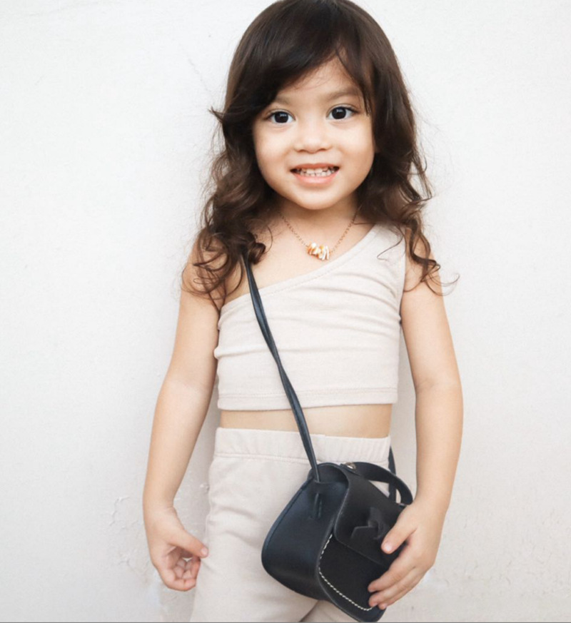 Mamma e bambini nuovi pantaloncini monospalla con bretelle per bambine tinta unita all'ingrosso_voghion.com