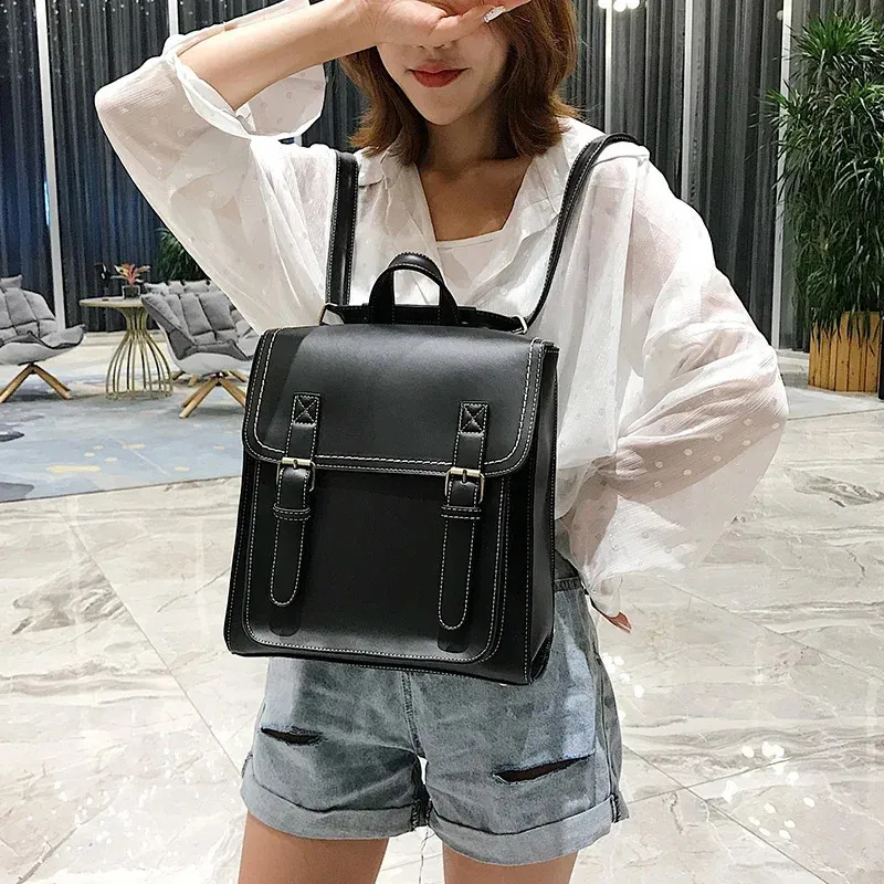 Mochila casual para mujer con bolsillo interior y solapa_voghion.com