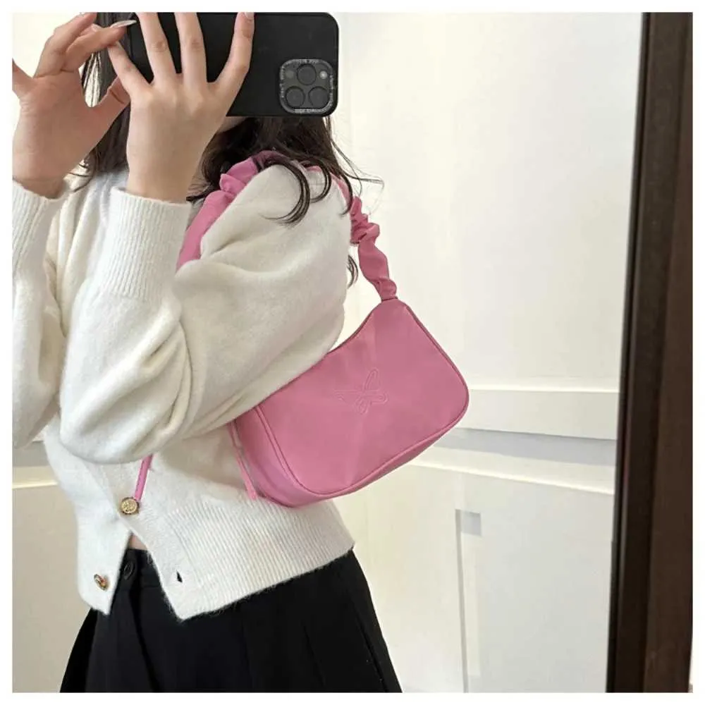 Tikand Bowknot Shoder Bag Y2k stiilis volangidega käepide Nyl Bow meigipulga kott käekott Y241026_voghion.com