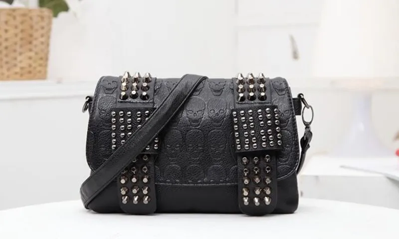 Yogodlns Borsa a tracolla vintage da donna in pelle nera con teschio e rivetti_voghion.com