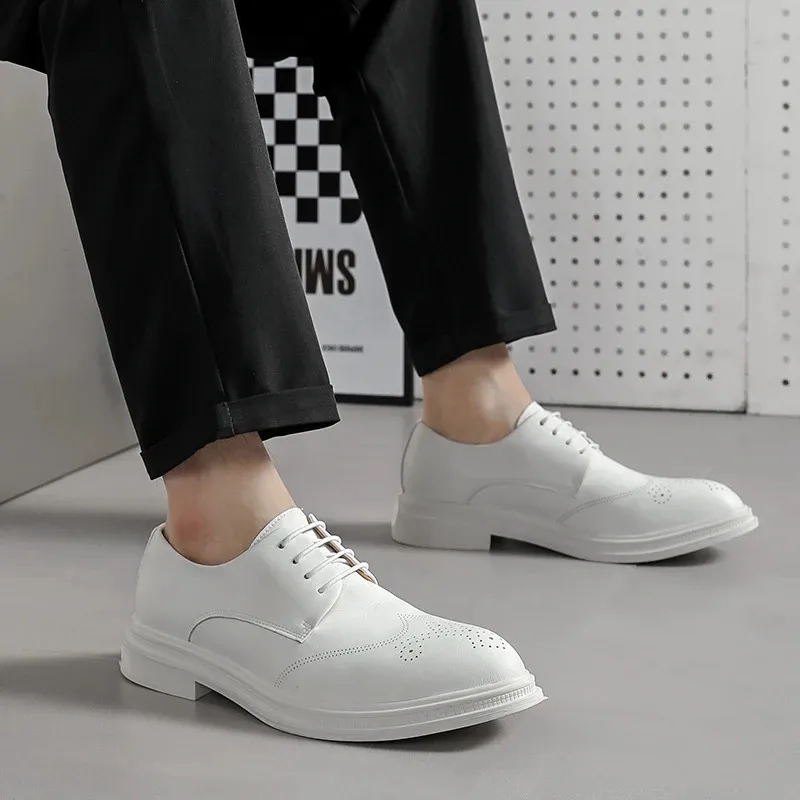 Nieuwe heren Britse herenmode Witte formele brogues schoenen Herenjurk Bruiloft Prom Thuiskomst Sapato Sociaal Mascuo_voghion.com