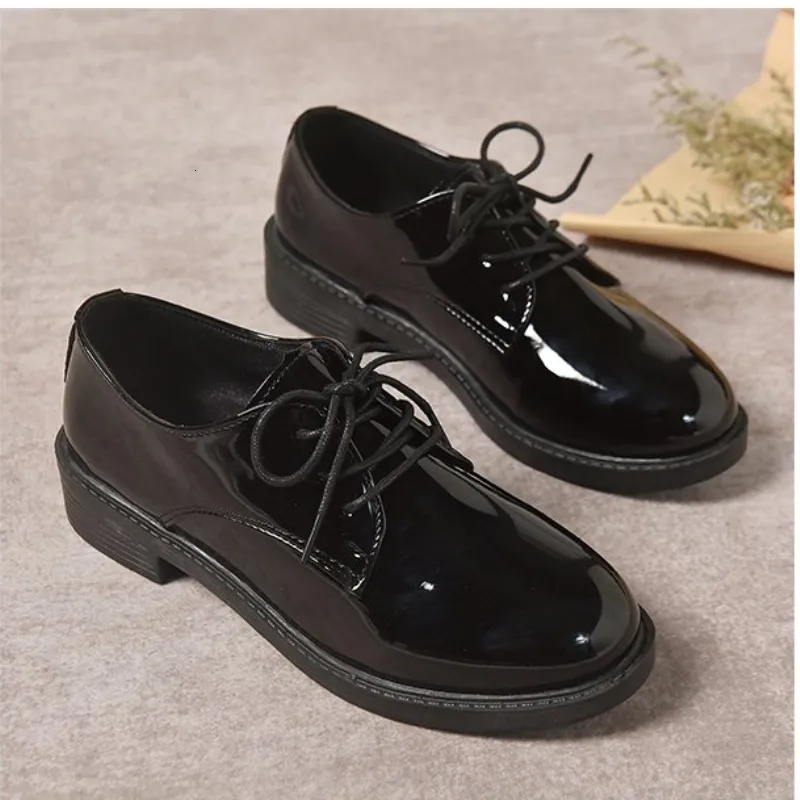 Veterschoenen voor dames van zwart leer met platte hak_voghion.com