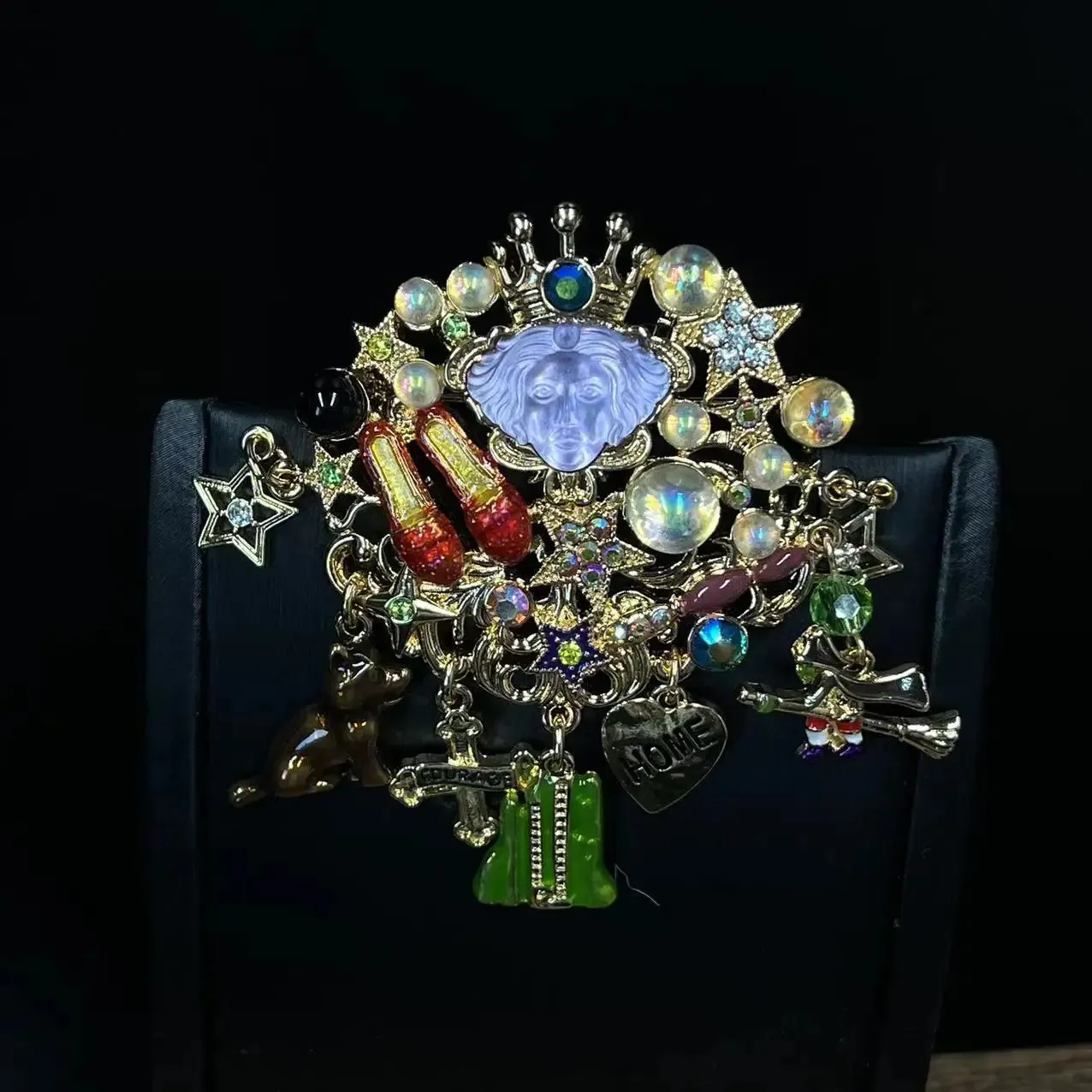 KF Europäische und amerikanische Modetrends im Retro-Stil, elegante Emaille-Brosche mit Königin-Porträt, Tropfenform, glasierte Schuhe, Hundekreuz-Anhänger. 240710_voghion.com
