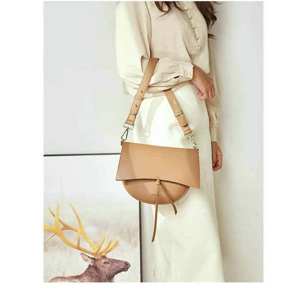 Toks pats stilius kaip ir „Blogger“ moteriškas odinis platus diržas, pusapvalis retro stiliaus karvės odos vieno peties krepšys per petį._voghion.com