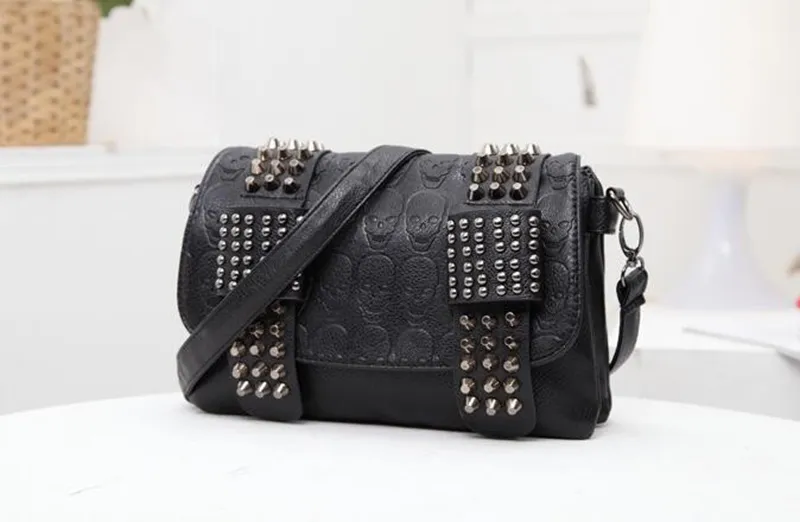 Yogodlns Borsa a tracolla vintage da donna in pelle nera con teschio e rivetti_voghion.com
