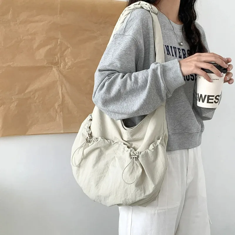 Koreanische Ausgabe Nylon Lässige Umhängetasche Modische Lazy Style Schulter Personalisierte Kordelzug High-End Plissee Wolkentasche_voghion.com