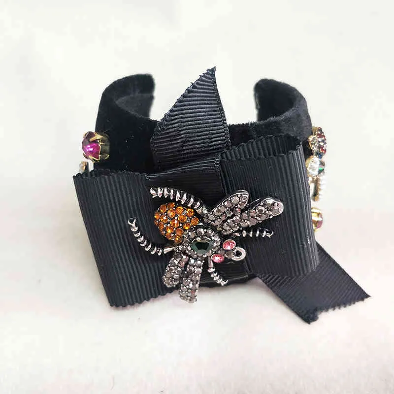 Pulseira de bracelete com berloques barroca e flores strass_voghion.com