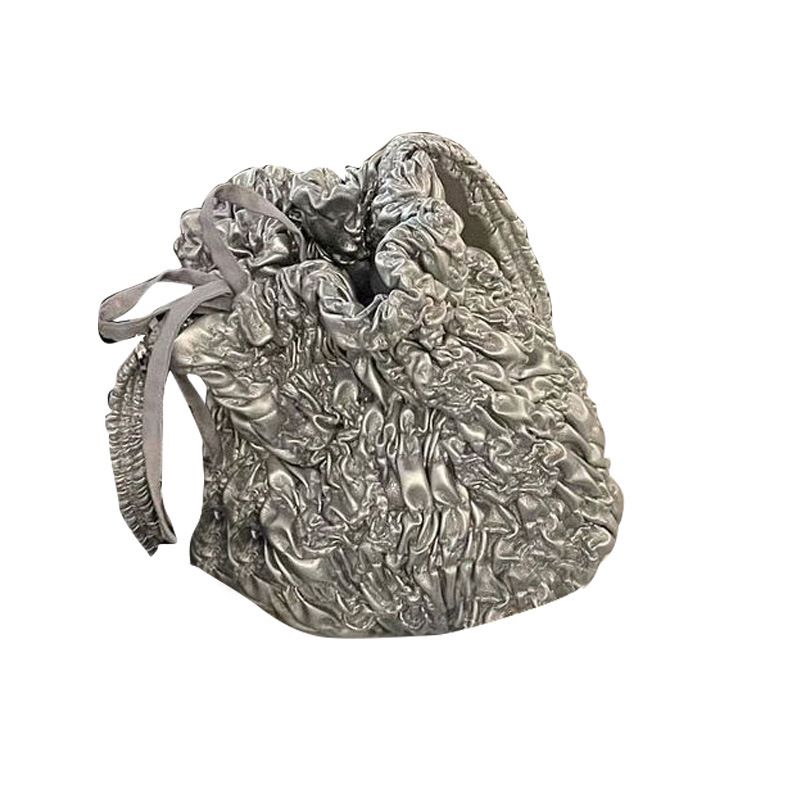 Ein Nischendesign einem einzigartigen Gefühl die Tasche. Nuovo argento, plissierte Umhängetasche für den Sommer 2024 con_voghion.com