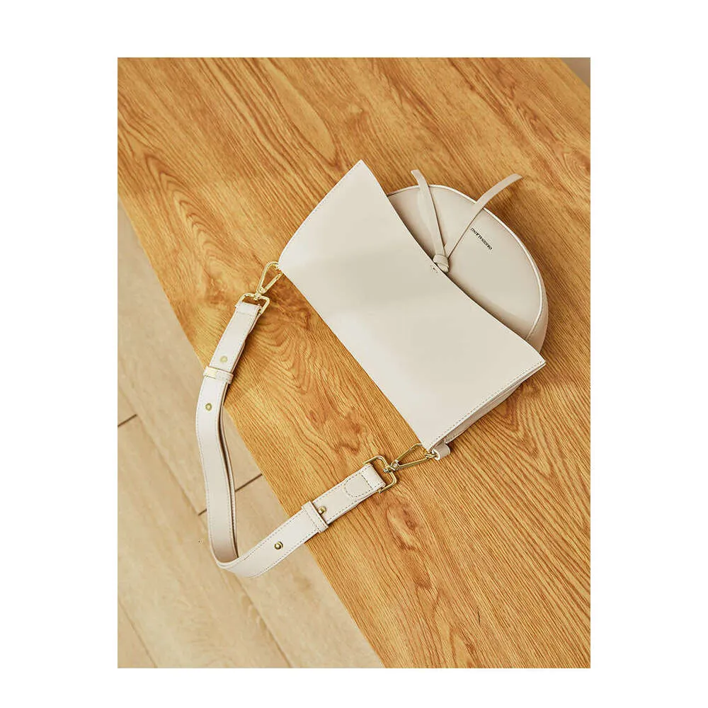 Toks pats stilius kaip ir „Blogger“ moteriškas odinis platus diržas, pusapvalis retro stiliaus karvės odos vieno peties krepšys per petį._voghion.com