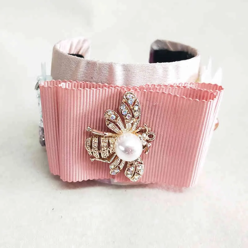 Pulseira de bracelete com berloques barroca e flores strass_voghion.com