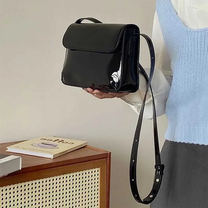 Portafoglio piccolo quadrato alla moda in pelle verniciata rossa retrò e borsa a mano semplice da donna con tracolla Y241216_voghion.com