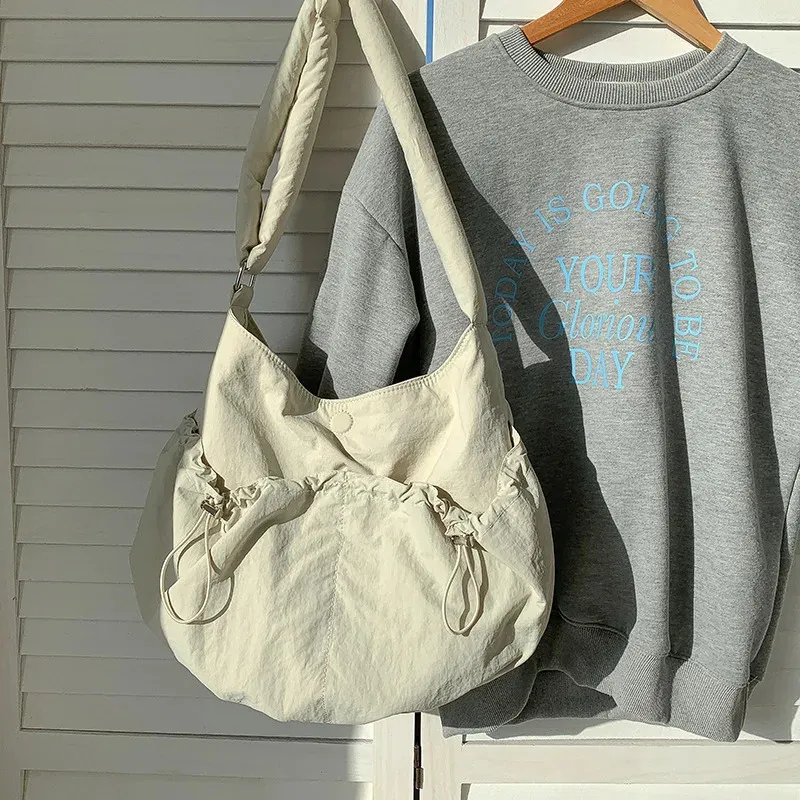 College-Studenten Plissee Casual Niche Koreanische Nylon Große Kapazität Weibliche Crossbody Volltonfarbe Trendy Schulter Tasche_voghion.com