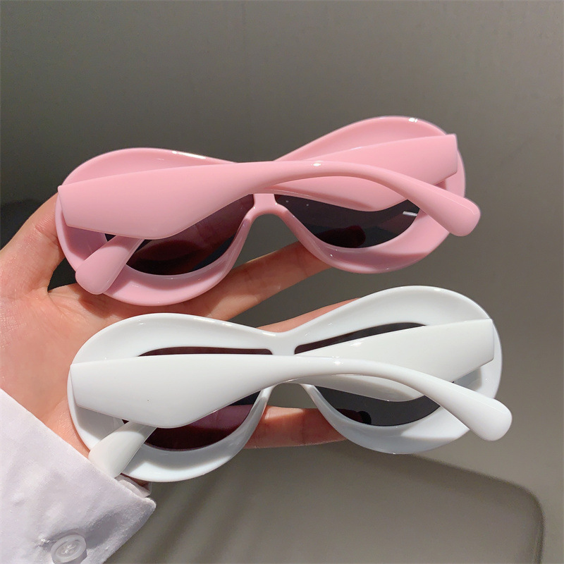 Lunettes de soleil une pièce personnalisées à large bord, nouveau style de vente à chaud, lunettes de soleil photo de rue à la mode et à la mode_voghion.com