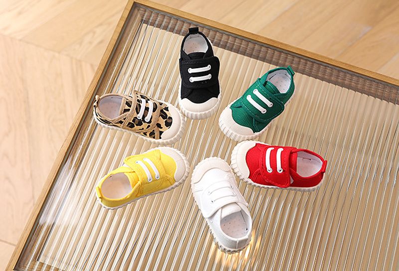 Nuevos zapatos de primavera y verano para niños y niñas, zapatillas de lona suaves e informales de color caramelo para niños, zapatillas de moda con estampado de leopardo_voghion.com