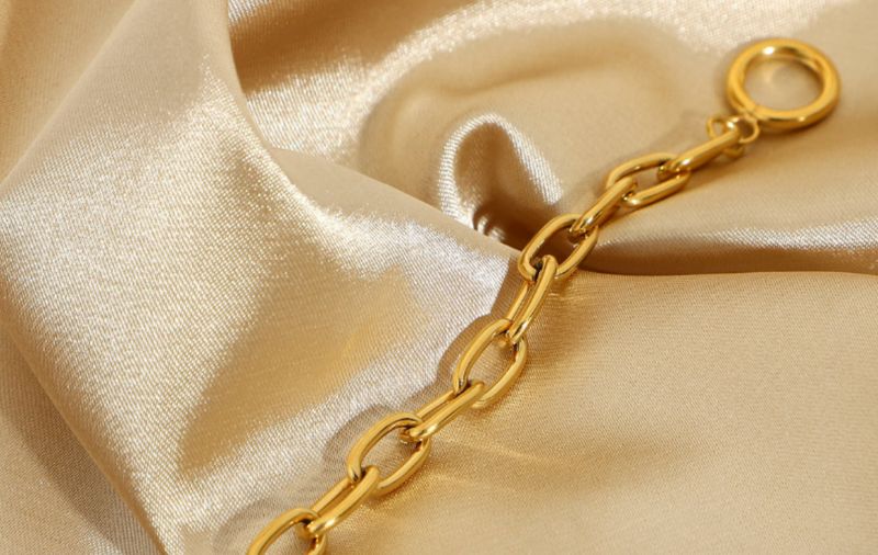 Bracciale da donna ovale in acciaio inossidabile placcato oro con graffetta classica alla moda e ghiera OT_voghion.com