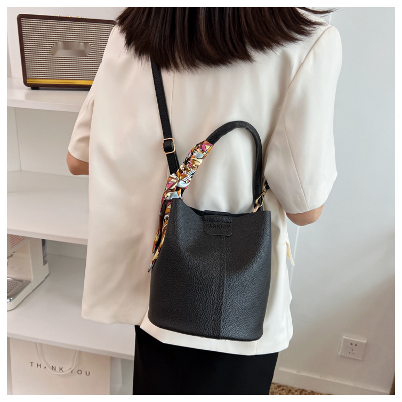 Nuovo per le donne alla moda e di alta qualità sciarpa di seta semplice borsa a tracolla secchiello tenuta a mano_voghion.com