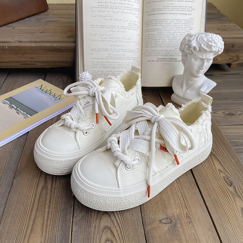 Baikuang 2024 Nouvelles petites chaussures blanches pour femmes, chaussures de planche polyvalentes en toile à bords irréguliers, chaussures chics_voghion.com