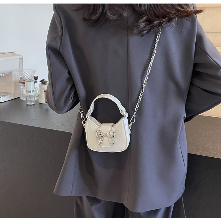 Little girl children's bag, 2024 new retro oily leather handbag, shiny bow chain crossbody bag, little princess mouth red envelope for women_voghion.com