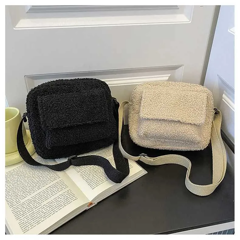 2024 Nouveau Tissu En Peluche Femmes Épaule Bandoulière Petit Mode Laine D'agneau Fourrure Moelleuse Hiver Femme Sac Designer_voghion.com