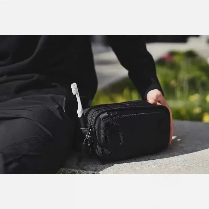 Trousse de toilette AER Dopp 2 X-Pac Nylon Mate Performance résistante à l'eau avec deux compartiments et pochette de rangement efficace_voghion.com