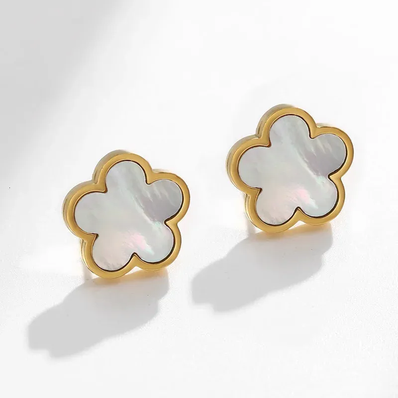 Boucles d'oreilles à tige en forme de mini plante mignonne pour femme avec incrustation de coquillage blanc et goutte d'huile en forme de trèfle PVD plaqué or 240618_voghion.com